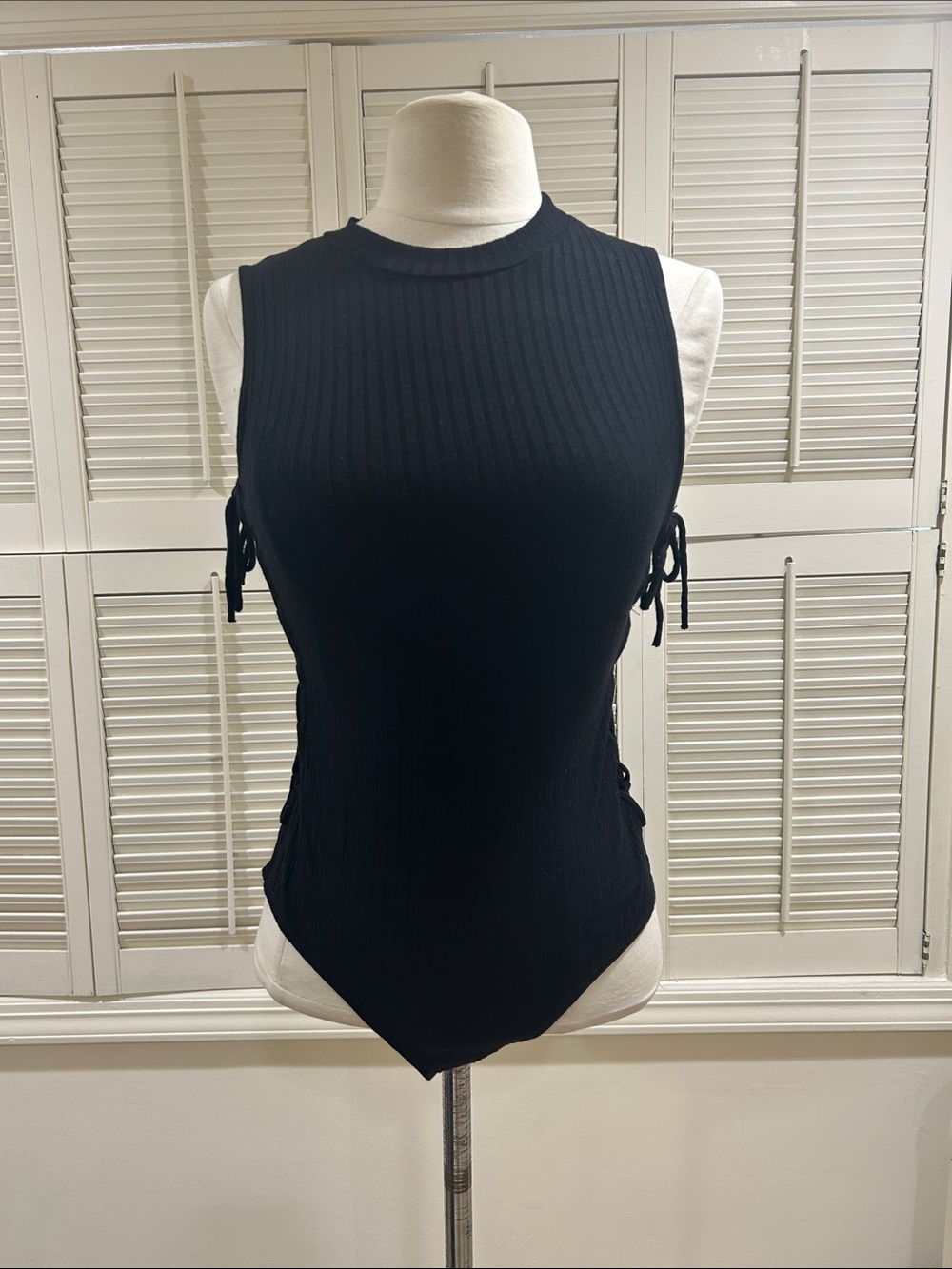 Aqua Sleeveless Ribbed Side-Tie Bodysuit - Black in perfect condition